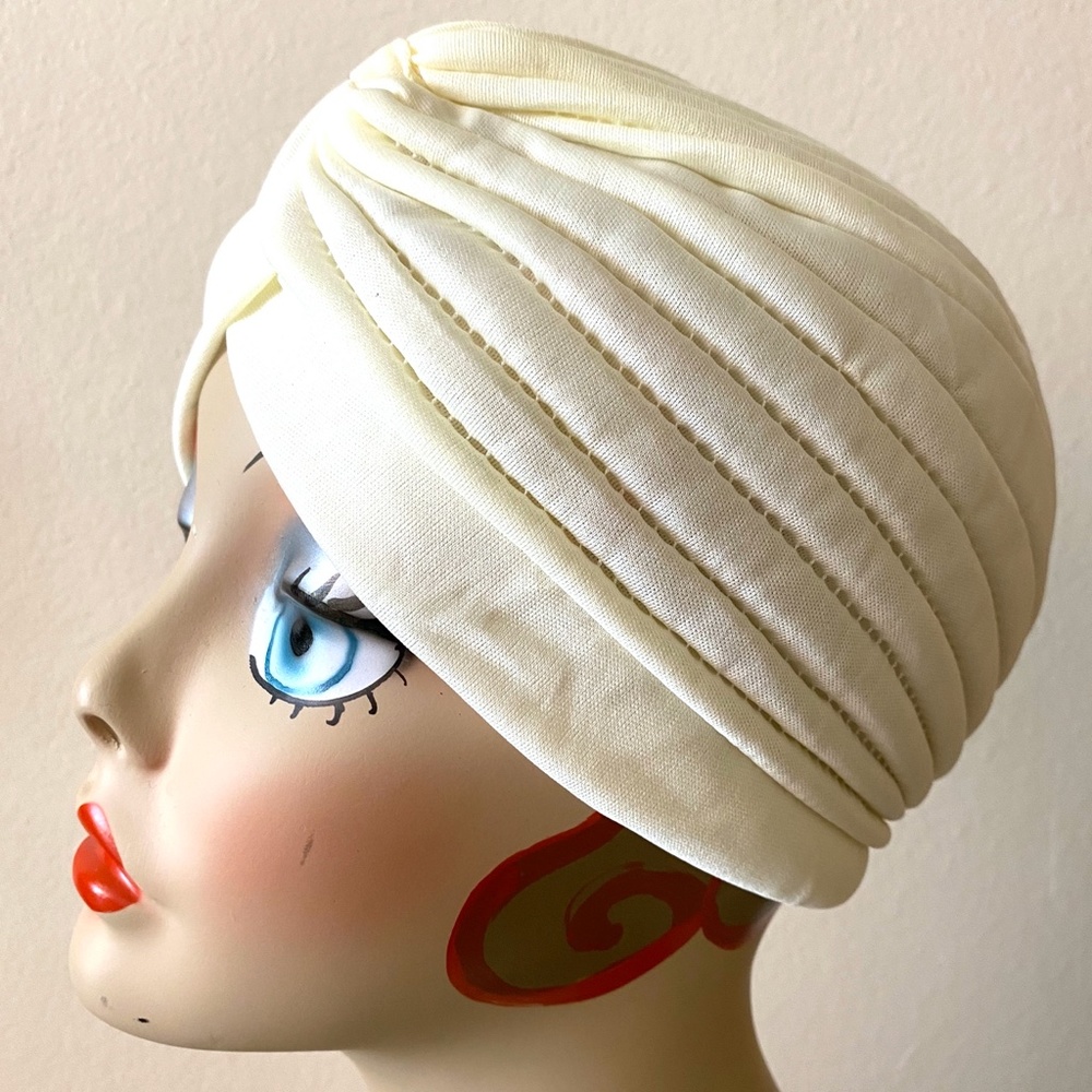 Stunning Cream vintage, retro pinup style …